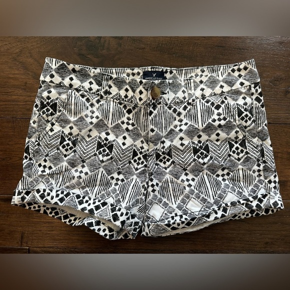 American Eagle Black/ White Patterned Shorts- size 10 - Picture 1 of 5